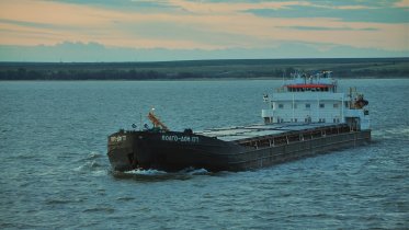 Фото: На реке Шексне сухогруз сломал мачту яхте «Колибри»