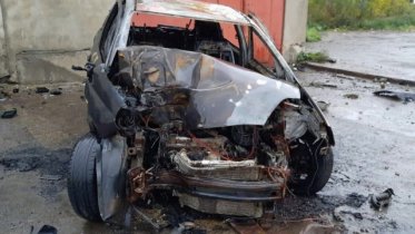 Фото: Среди ночи иномарка в Череповце влетела в столб и загорелась