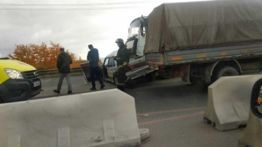 Фото: На мосту в Череповце дорогу не поделили грузовик и легковушка, есть пострадавший
