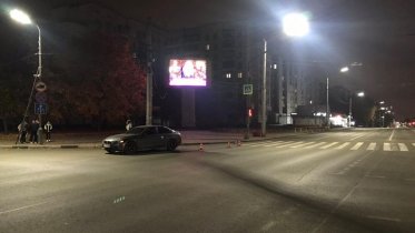 Фото: Водитель иномарки сбил двух человек на регулируемом пешеходном переходе  в Череповце