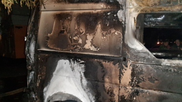 Фото: В Череповце пламя горевшего автобуса перекинулось еще на два автомобиля и дом