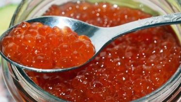 Фото: В Череповце прямо у кассы магазина мужчина начал есть икру, не рассчитавшись за товар