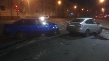 Фото: Две легковушки не поделили дорогу на улице Металлургов