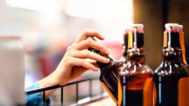 Фото: Купить не смог, но выпил на месте: в Череповце мужчина в гипермаркете опустошил бутылку коньяка