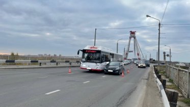 Фото: Пенсионерка получила травмы при столкновении автобуса с легковушкой в Череповце