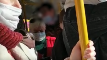 Фото: В Череповце в автобусе пассажиры набросились на человека без маски