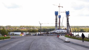 Фото: Рабочие растаскивают стройматериалы со стройплощадки нового моста