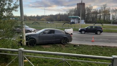 Фото: Иномарка врезалась в световую опору в Череповце