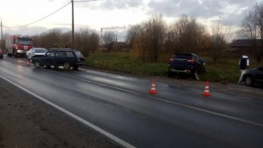 Фото: Два автомобиля столкнулись на заледеневшей дороге в Череповце