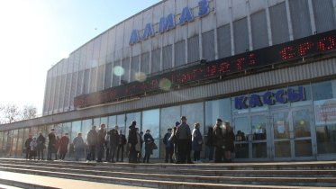 Фото: Череповчан отговаривают выстраиваться в очереди на прививку к моменту открытия мобильных пунктов