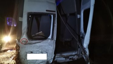 Фото: Водитель внедорожника влетел в микроавтобус на трассе под Череповцом