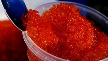 Фото: Житель Череповца снова отправился в супермаркет за бесплатной икрой, где уже совершал воровство