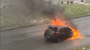 Фото: Учебный автомобиль во время движения загорелся в Череповце