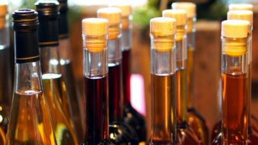 Фото: Владелец ресторана принялся бить бутылки со спиртным при встрече с полицией