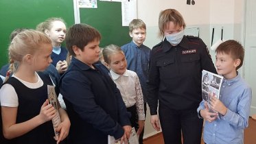 Фото: Полицейские напомнили череповецким школьникам о правилах поведения на железнодорожных путях