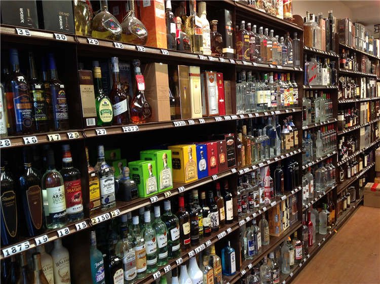 Фото: Череповчанка ночью посреди супермаркета принялась пить неоплаченный ликер