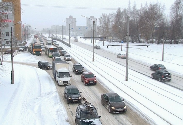 Фото: На улицы Череповца для расчистки от снега вышла спецтехника