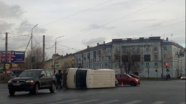 Фото: В Череповце на перекрестке перевернулся фургон