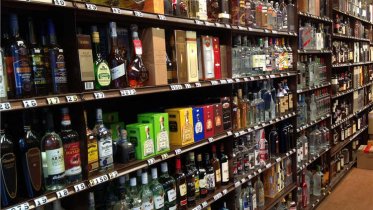 Фото: Череповчанка ночью посреди супермаркета принялась пить неоплаченный ликер