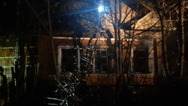 Фото: Заброшенный дом загорелся в Череповце
