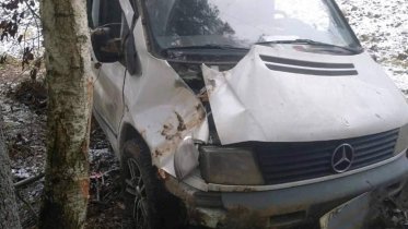 Фото: Mercedes под управлением женщины-водителя улетел в кювет