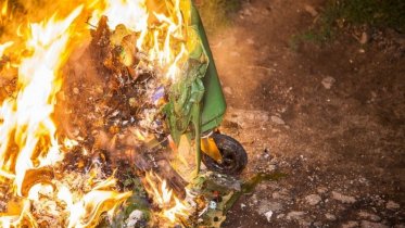 Фото: В Череповце горят мусорные контейнеры