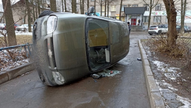 Фото: В Череповце пьяный водитель перевернулся во дворе на собственной легковушке