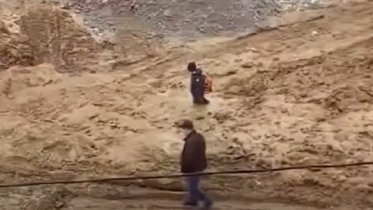 Фото: В Череповце ребенка доставали из грязи