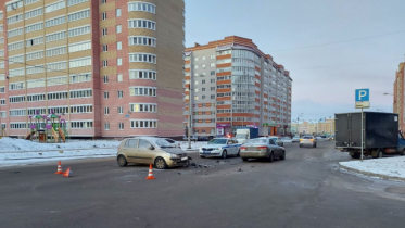 Фото: Две автоледи на иномарках не поделили дорогу в Череповце