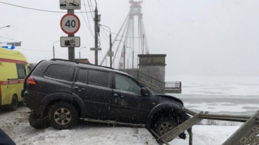 Фото: Иномарка едва не рухнула с Октябрьского моста