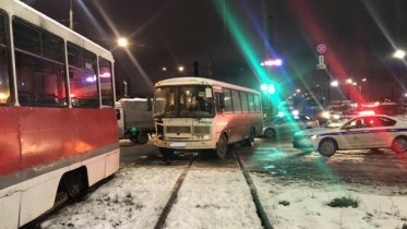Фото: В Череповце трамвай и автобус не поделили дорогу