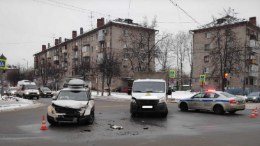 Фото: Иномарка и «Газель» не поделили улицу Металлургов в Череповце