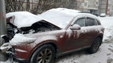 Фото: Иномарка в Череповце протаранила световую опору