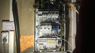 Фото: Сосед потушил особняк супружеской пары, которая выскочила из загоревшегося дома