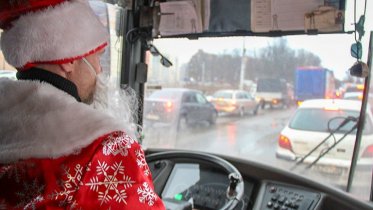 Фото: За руль череповецких автобусов сядут Деды Морозы