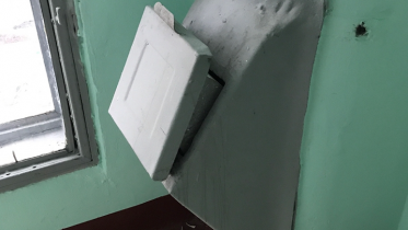 Фото: Собутыльники, едва передвигаясь, украли крышку от мусоропровода