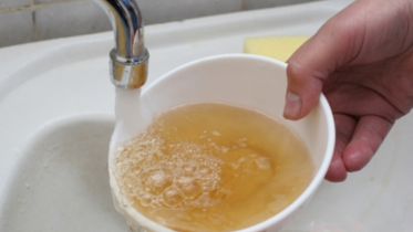 Фото: Водоканал выясняет причины наличия ржавой воды у жителей ЗШК