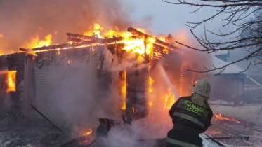 Фото: Двое мужчин спаслись из горящего дома в Череповецком районе