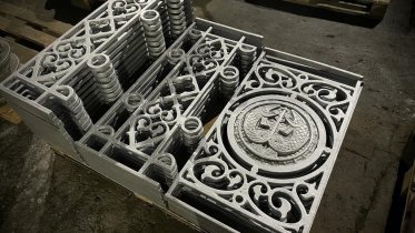 Фото: Ограждение, снесенное автомобилем, восстановили на Октябрьском мосту