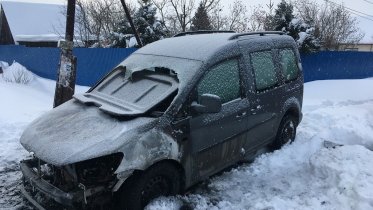 Фото: Иномарка вспыхнула среди дня в Череповце