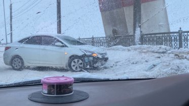 Фото: На Октябрьском мосту в отбойник влетело авто