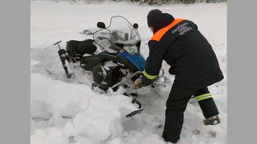 Фото: В Череповецком районе спасатели вытаскивали снегоход