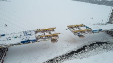 Фото: На Архангельском мосту к весне специалисты натянут ванты