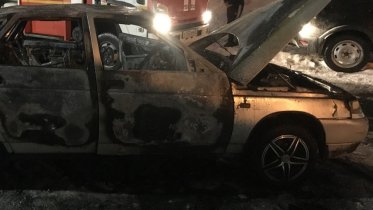 Фото: Отечественная легковушка сгорела вечером на улице Горького