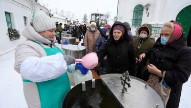 Фото: В Череповце начали раздавать крещенскую воду