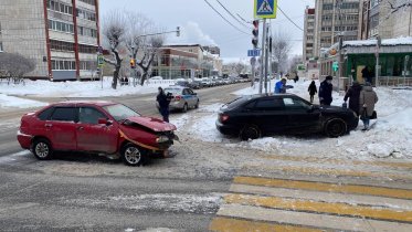Фото: В Череповце в ходе ДТП автомобиль выскочил на тротуар