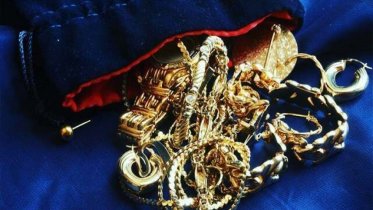 Фото: Череповчанка лишилась золотых украшений, побывав в гостях у подруги