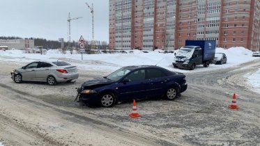 Фото: В утреннем ДТП в Череповце столкнулись две иномарки