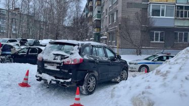 Фото: 85-летняя пенсионерка попала под колеса иномарки в череповецком дворе