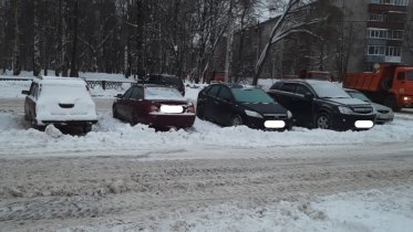 Фото: Череповчане проигнорировали просьбу коммунальщиков убрать машины у вокзала